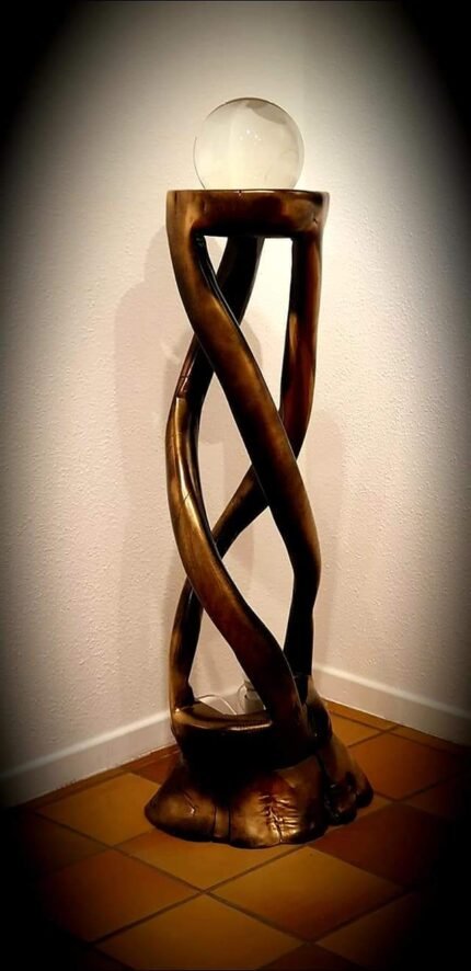 Eine Holzlampe aus dem Stamm einer Buche